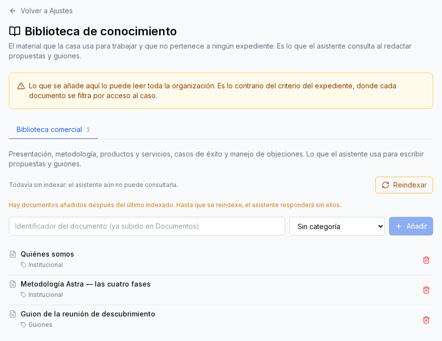 Pantalla Biblioteca de conocimiento con documentos institucionales y un guion de reunión de descubrimiento
