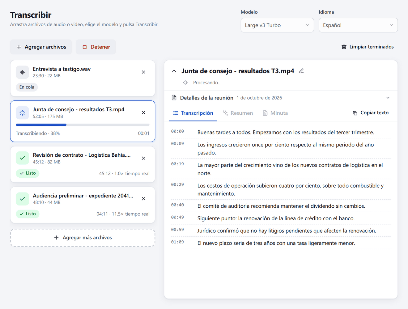 Cola de archivos de IureTranscribe con una junta transcribiéndose al 38% y sus segmentos apareciendo en tiempo real